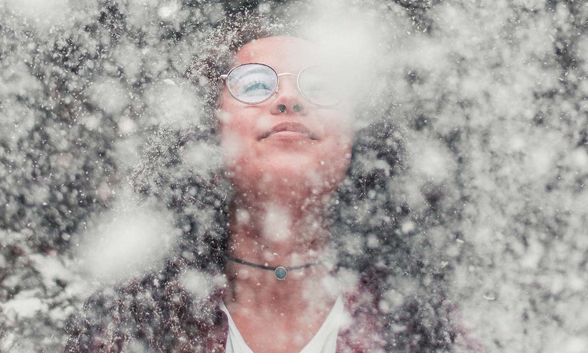 Eine Brillenträgerin im Schnee